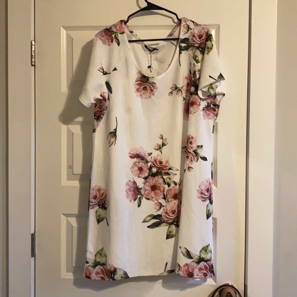 💋3 for $16💋 NWT White Floral Shift Dress